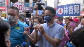 國民黨台北市長候選人蔣萬安10日前往北投自強市場掃街拜會，投下震撼彈，受訪表示正式宣布請辭立委職務。