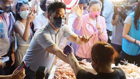 蔣萬安宣布辭立委投入市長選舉國民黨台北市長候選人蔣萬安（中）10日宣布正式請辭立法委員職務，展現破釜沉舟、一定要贏的決心，帶領台北重新啟動。圖為蔣萬安與團隊一早前往北投自強市場拜票。中央社記者徐肇昌攝  111年11月10日