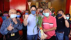 蔣萬安北投自強市場掃街拜會。(圖/蔣萬安辦公室提供)