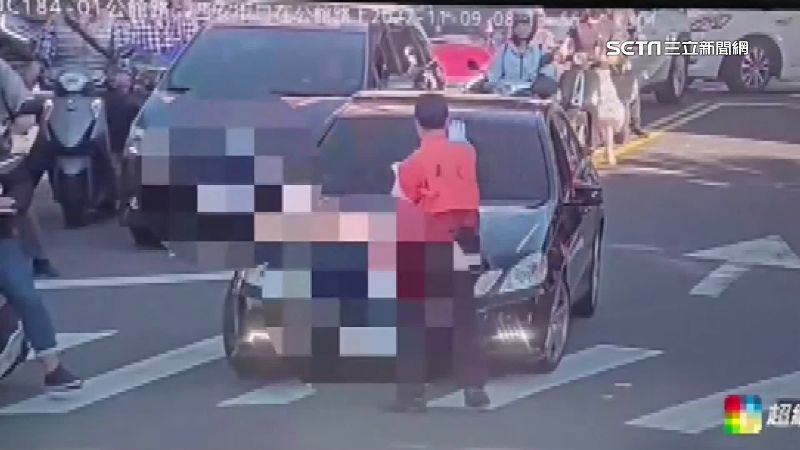 想跟前車一起左轉　豪車路口被攔下撞義交