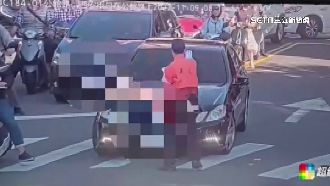 想跟前車一起左轉　豪車路口被攔下撞義交