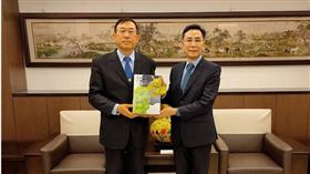 ▲檢察總長邢泰釗（左）嘉勉士林地檢署破獲「台版柬埔寨詐騙集團案」，士檢檢察長繆卓然（右）代表收下水果禮盒。（圖／最高檢提供）