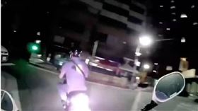 ▲李男騎車違規逆向，還一路跑給警察追，過程中更沿途急煞，害追在後方的員警為避免撞上慘摔。（圖／翻攝畫面）