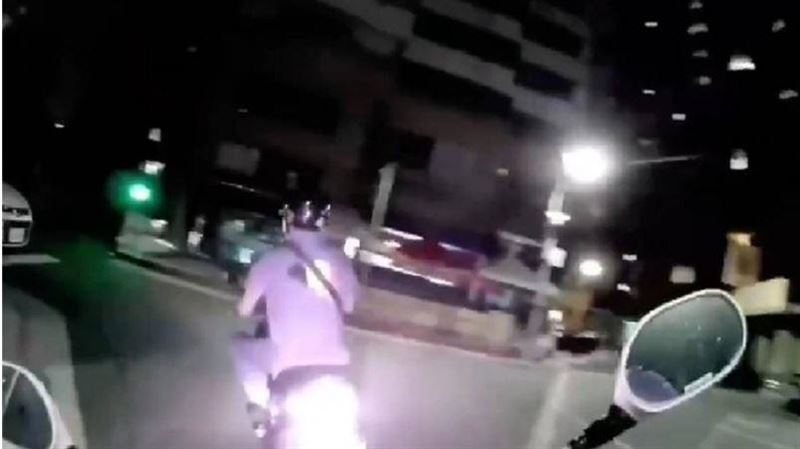 違規逆向拒檢狂逃！他沿路急煞害警慘摔