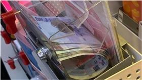  超商零錢捐見整疊千元鈔　他感動喊：替這個社會謝謝你。爆廢公社公開版