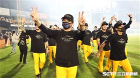 ▲中信兄弟拿下中華職棒33年總冠軍，總教練林威助賽後繞場比出2連霸手勢。（圖／記者劉彥池攝影）