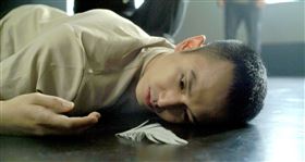 《海鷗來過的房間》林上躺在劇場地上扮演海鷗被當成道具。（圖／海鵬提供）