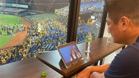 中信兄弟隊漂亮完成二連霸，世界棒壘球總會（WBSC）執行副會長辜仲諒深夜在與WBSC棒球部董事會的視訊會議，開心向各國代表分享喜訊。（圖／中華棒協提供）