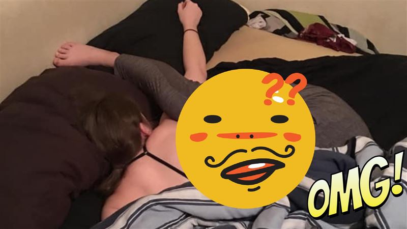 女友「凹咖」對折式睡姿　他嚇：是人類？