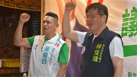 林佳龍為黃俊哲站台拚選情民進黨新北市長候選人林佳龍（右）10日晚間與同黨市議員參選人黃俊哲（左）到板橋北極壇參香，隨後並在廟口開講，籲請鄉親支持。中央社記者黃旭昇新北市攝  111年11月10日