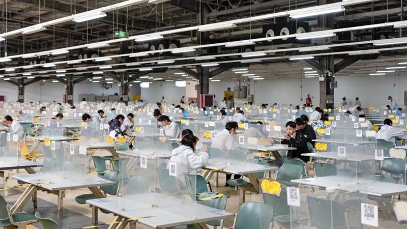 富士康鄭州廠「迎接新員工」　餐廳、宿舍內部畫面曝。 （圖／鴻橋微信公眾號）