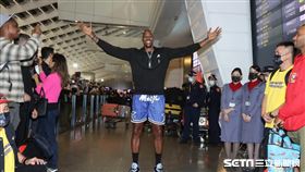 「魔獸」霍華德轉戰台灣延續籃球生涯，10日晚間抵達台灣，許多球迷在機場熱情接機。（圖／記者邱榮吉攝影）