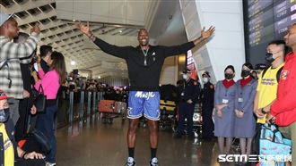 上百粉絲簇擁接機　霍華德來者不拒超親民