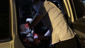 9月嬰掙脫安全椅爬到前座嚇壞媽  警救援解困台中市廖姓女子獨自開車載9個月大嬰兒外出，行駛在快速道路途中，嬰兒掙脫安全椅爬到前座嚇壞媽媽，緊急停在路肩不知所措，警方獲報到場引導過路車輛減速，讓媽媽下車重新將嬰兒安置在後座安全椅上。（民眾提供）中央社記者郝雪卿傳真  111年5月17日