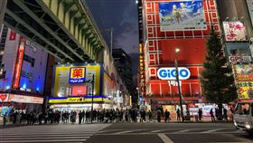 秋葉原電器街 人潮回流東京秋葉原電器街在疫情期間面臨實體店倒閉潮，自10月11日日本開放自由行後，人潮明顯回流，平日傍晚路上已有不少當地民眾和外國觀光客。中央社記者吳家豪東京攝  111年11月5日