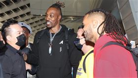 「魔獸」霍華德稍早抵達桃園機場。（圖／記者邱榮吉攝影）