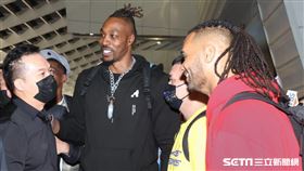 「魔獸」霍華德稍早抵達桃園機場。（圖／記者邱榮吉攝影）