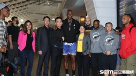 「魔獸」霍華德10日晚間正式抵台，雲豹主帥劉嘉發（右二）也隨管理團隊一起去接機。（圖／記者邱榮吉攝影）