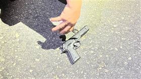 蔡英文造勢　男不滿遭查突「掏槍」畫面曝