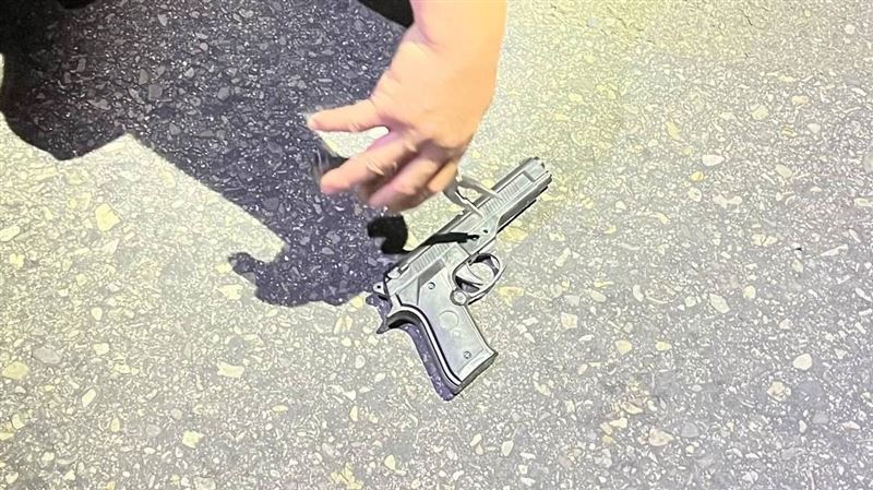 蔡英文輔選　男不滿遭查突「掏槍」畫面曝