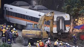 太魯閣號事故　拉出第4節車廂（2）台鐵太魯閣號事故現場4日持續進行搶通，工作人員傍晚將第4節車廂拉出，並仔細查看車廂底部。中央社記者徐肇昌攝　110年4月4日