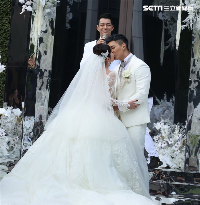 王家梁和許維恩迎來結婚一週年，補辦婚禮。（記者邱榮吉/攝影）