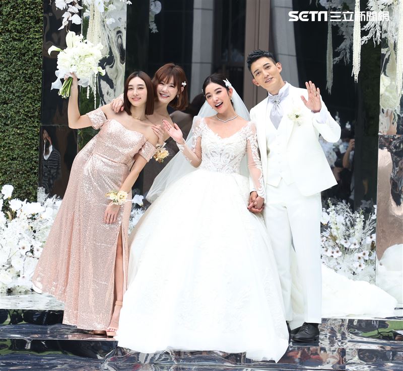 王家梁和許維恩迎來結婚一週年，補辦婚禮，伴娘搶捧花。（記者邱榮吉/攝影）