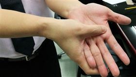 中醫師蔡曜鍵表示，板機指的檢查方法是手掌及手指交處，可以按到筋結突出，按下去時會感到相當痠痛。（圖／記者楊晴雯攝）