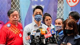 蔣萬安赴南機場樂活園地與長輩共餐。(圖/蔣萬安辦公室提供)