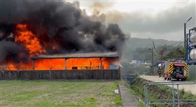 苗栗市，宜春路，火警，木製家具倉庫，化學工廠，槽車(圖／翻攝畫面)