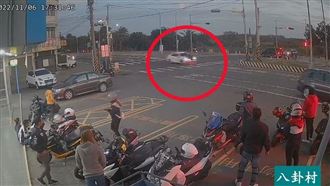 移工騎電動車路口違規迴轉　遭撞飛墜地