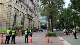 竹聯幫主壽宴，松山分局在飯店外進行人員及交通管制。（圖／記者李依璇攝影）