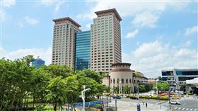 為落實居住正義，台中市等7縣市地方政府完成囤房稅修法，獨缺新北市未如期完成，財政部表示，將繼續督促地方稅局單位，在下一屆議會產生後繼續努力。

台灣房價維持高檔，房屋持有成本過低被視為炒房元凶之一，對此財政部推動房屋稅負合理化，督促各縣市政府修訂囤房稅。除原先已實施囤房稅的台北市、宜蘭縣和連江縣，桃園市、台中市、台南市、高雄市、新竹縣、新竹市、屏東縣等7縣市也在今年7月實行囤房稅。財政部預估，明年