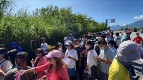 雙11最夯打卡點! 台11線111公里路牌遊客塞爆