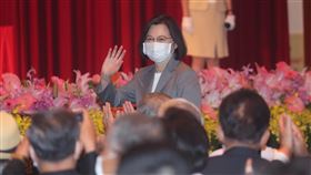 蔡總統出席工總工業節慶祝大會（1）中華民國全國工業總會11日在台北圓山大飯店舉辦「第76屆工業節慶祝大會」，總統蔡英文（中）出席與會，聆聽業界建言。中央社記者裴禛攝  111年11月11日