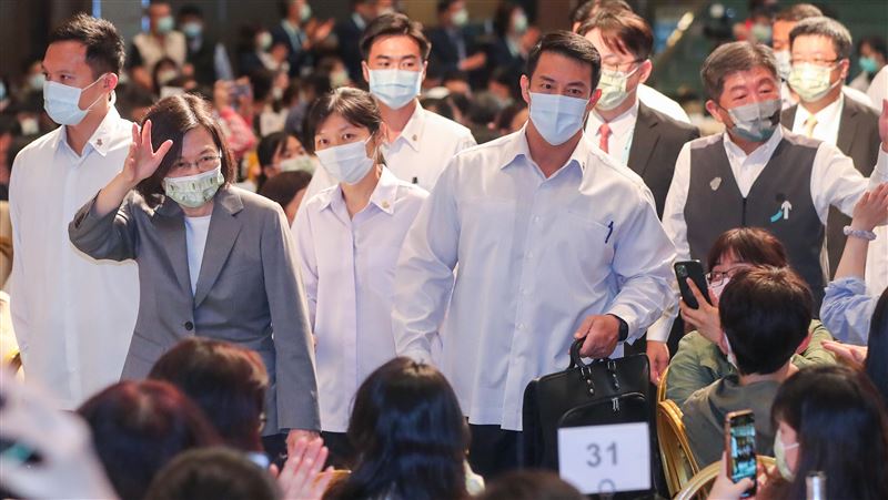 向醫檢師致謝　蔡英文：大家團結控制疫情