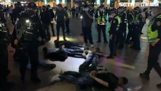 持刀逛耶誕城！6屁孩慘遭壓制譙警三字經