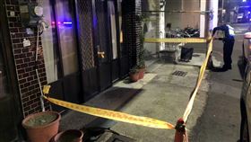 嘉縣逆子涉動手毆打母親致死 檢方聲押獲准嘉義縣46歲張姓男子涉嫌毆打89歲母親張姓老婦人致死，張男辯稱酒醉不記得，警方11日依法移送，檢方向嘉義地院聲押獲准。圖為警方封鎖現場蒐證。（警方提供）中央社記者黃國芳傳真  111年11月12日