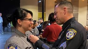 加州勇警22年前從毒窟救出女嬰，如今親自幫她別上警徽。（圖／翻攝自Escondido Police Department臉書）