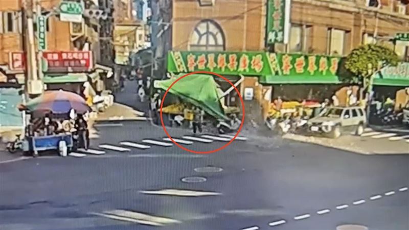 永和突降磁磚雨！婦險遭砸抱頭逃　畫面曝