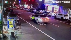 南投警察盤查併排違停車輛，遭拖行50公尺，2警受傷。（圖／翻攝畫面）