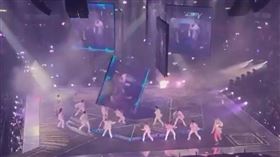 ▲MIRROR紅館演唱會遇事故，舞者遭大螢幕砸燒傷。（圖／翻攝自推特）