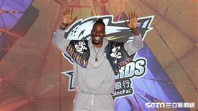 ▲「魔獸」霍華德現身桃園永豐雲豹加盟記者會。（圖／記者劉彥池攝影）