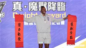 ▲「魔獸」霍華德在記者會展示中文捲簾。（圖／記者劉彥池攝影）