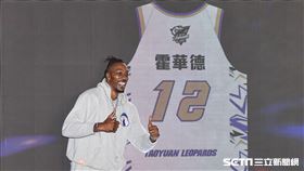 ▲「魔獸」霍華德在加盟記者會選擇中文譯名。（圖／記者劉彥池攝影）