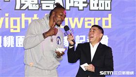 ▲「魔獸」霍華德在加盟記者會品嚐大腸麵線。（圖／記者劉彥池攝影）