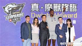 ▲「魔獸」霍華德在加盟記者會和桃園永豐雲豹高層合影。（圖／記者劉彥池攝影）