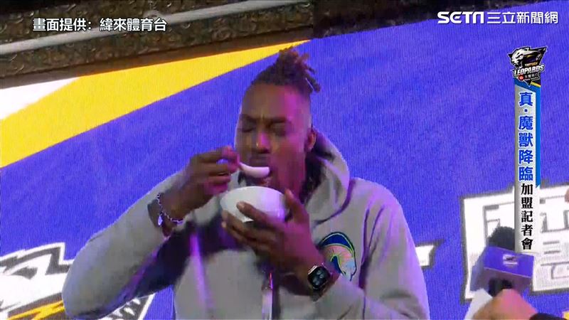 霍華德吃大腸麵線　主持人這句翻譯引熱議