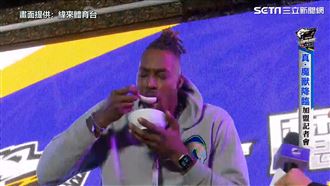 霍華德吃大腸麵線　主持人這句翻譯引熱議