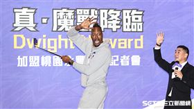 ▲「魔獸」霍華德在加盟記者會和現場媒體玩自拍。（圖／記者劉彥池攝影）